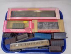 A tray of boxed and unboxed Hornby railways 00 scale engines, coaches,