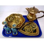 A tray of brass ware, teapot, four horse brasses,