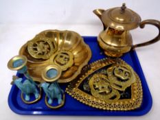 A tray of brass ware, teapot, four horse brasses,