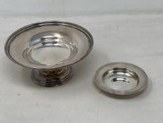 A small silver tazza, London 1946, 130g, together with a small silver paten 44.2g.