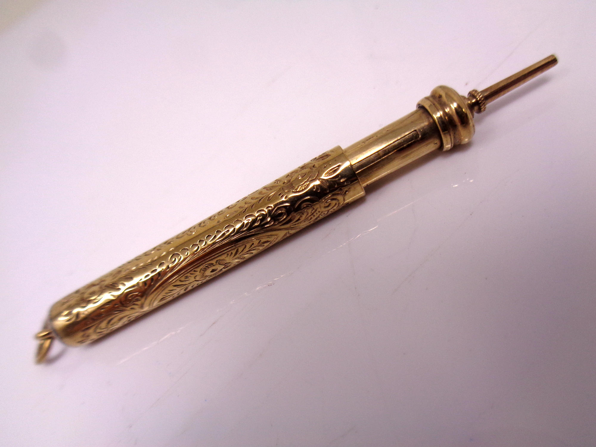 A 9ct gold propelling pencil