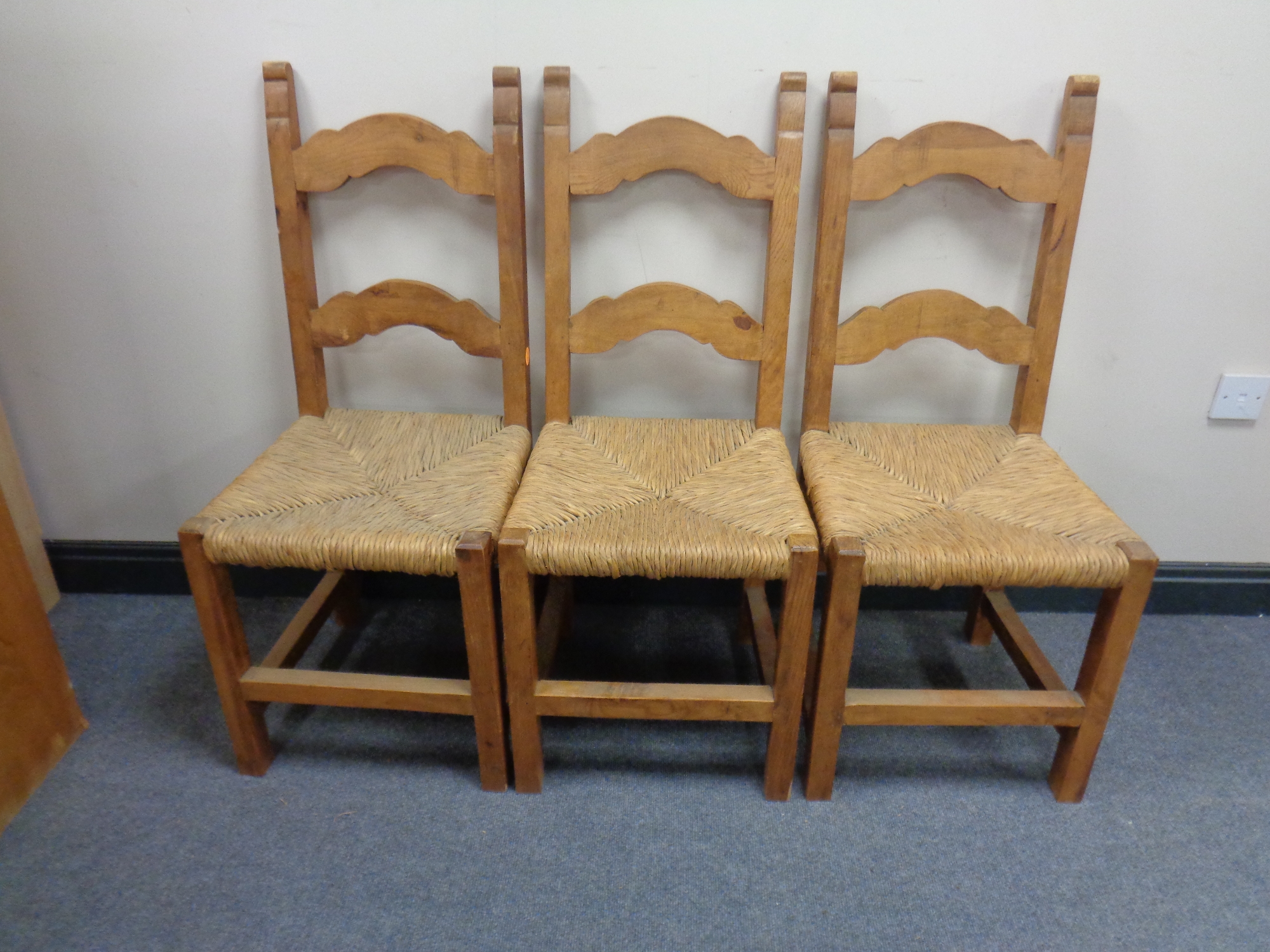 A rustic pine farmhouse style table with a fitted drawer and a set of six rush seated dining chairs - Image 3 of 3