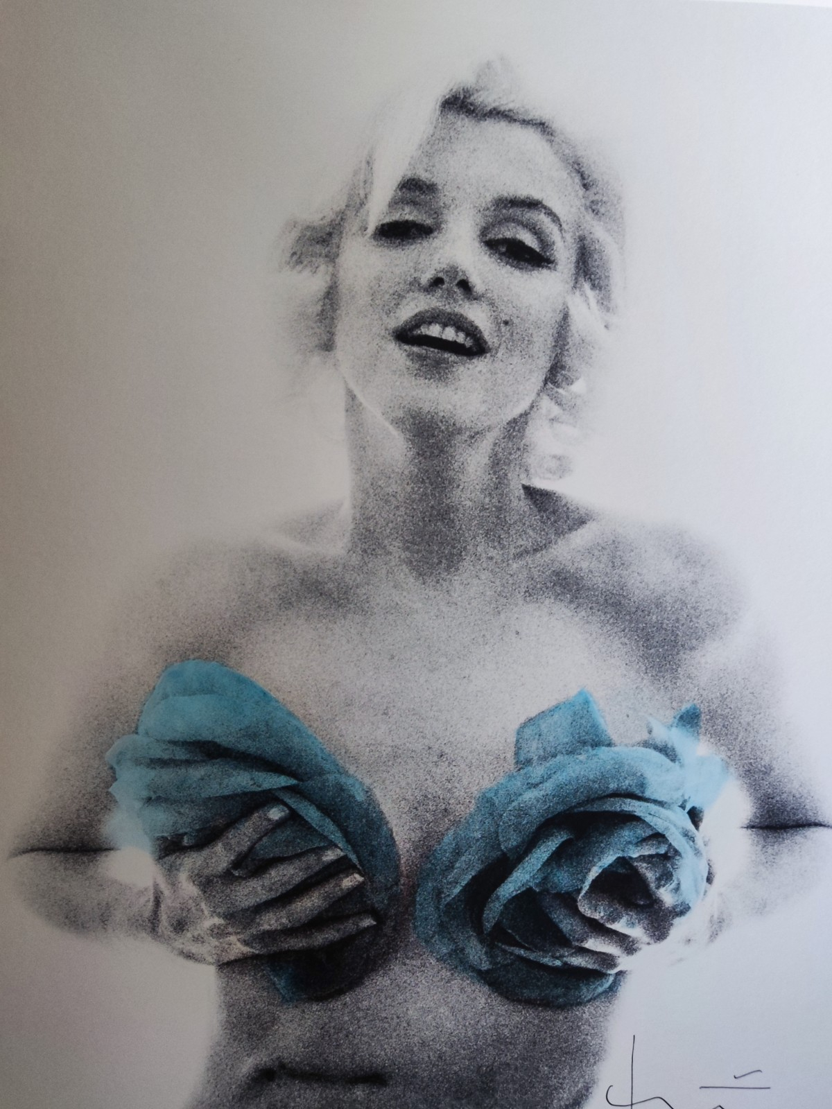 Photographer Bert Stern signed photo of Marilyn Monroe 'Classic blue roses' from the 1962 last - Image 2 of 3