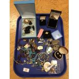 A tray of costume jewellery,