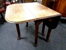 An Edwardian oak gateleg table