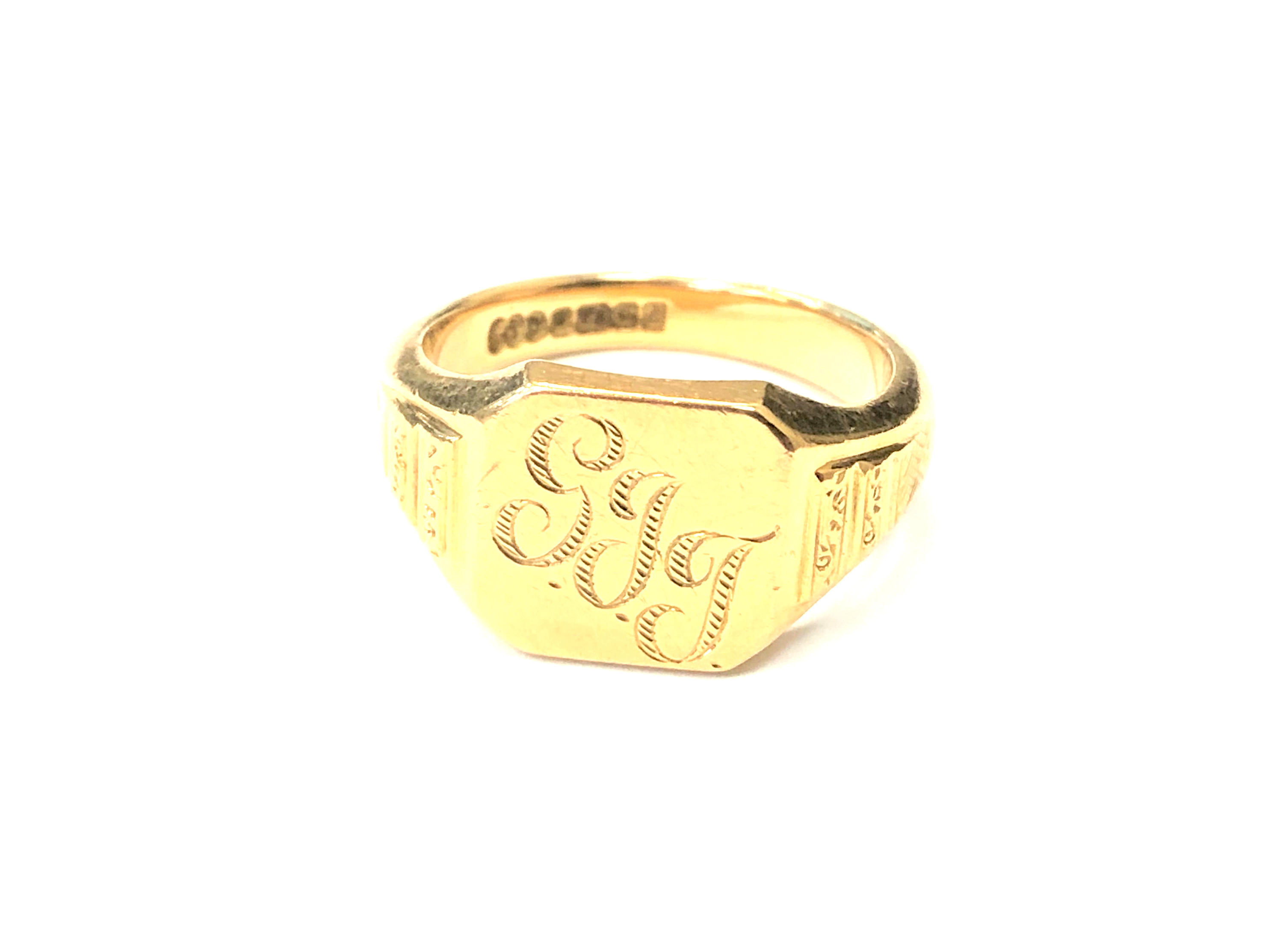 A heavy gauge gent's 18ct gold signet ring, size P CONDITION REPORT: 11.