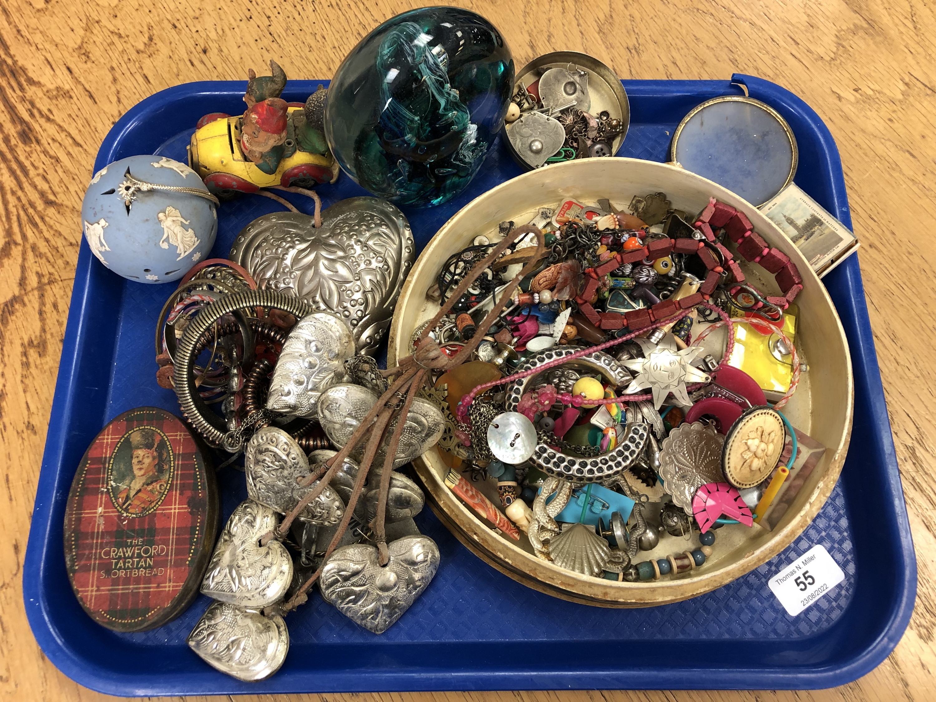 A tray of costume jewellery,