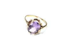 A 9ct gold amethyst ring, size M CONDITION REPORT: 2.