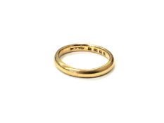 An 18ct gold band ring,