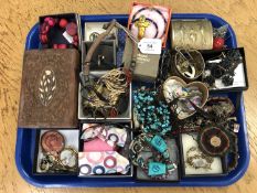 A tray of costume jewellery,