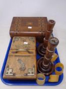 A tray containing an Edwardian oak cigar/cigarette box with mental mounts,