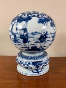 A Chinese blue and white porcelain flower vase, six character mark to base, height 21 cm.