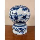 A Chinese blue and white porcelain flower vase, six character mark to base, height 21 cm.