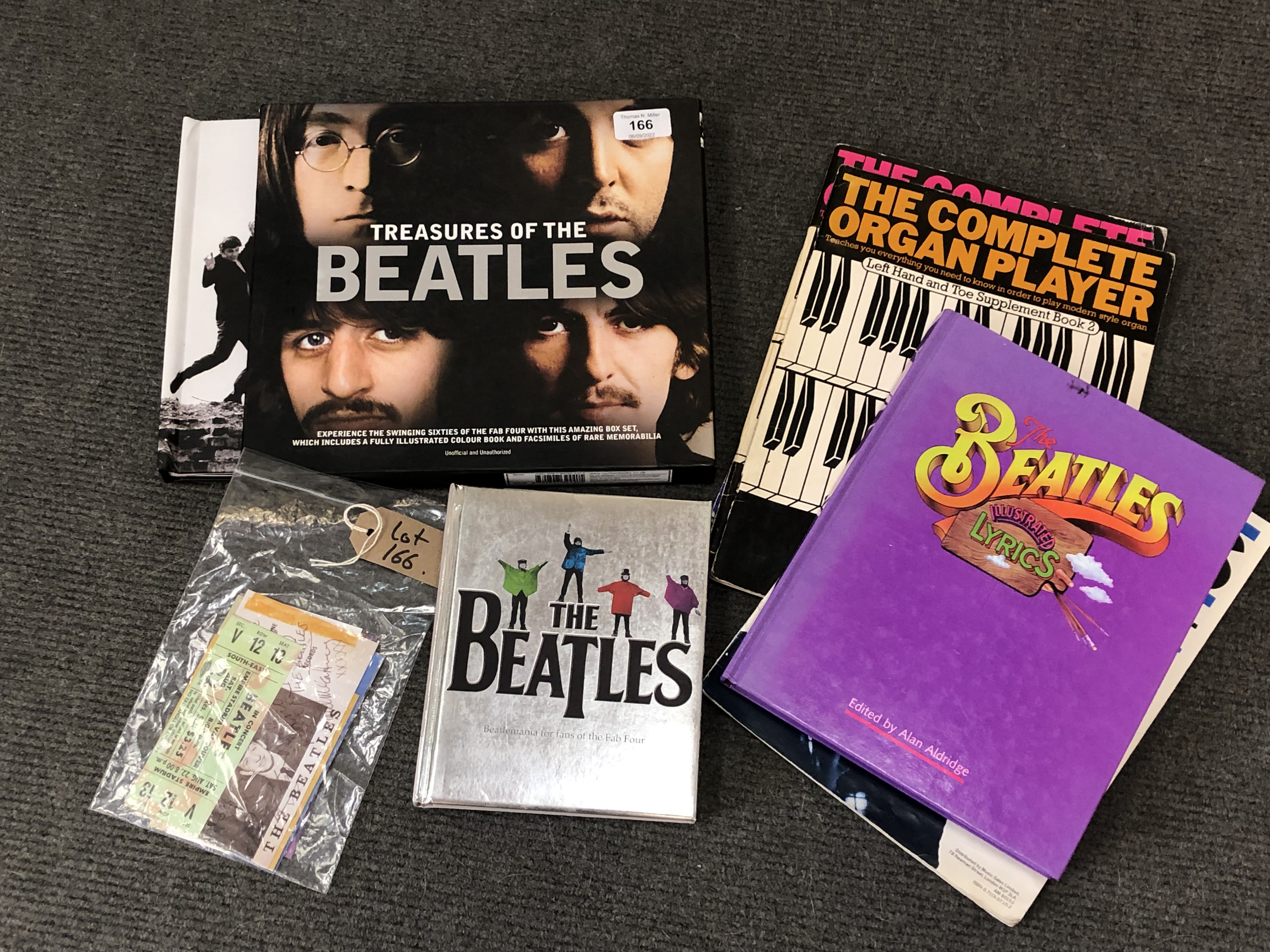 Carlton Books (Publisher) : Treasures of The Beatles, volume in card sleeve,