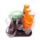 A tray containing 1970's orange glass vases together with further coloured glassware including a