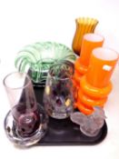 A tray containing 1970's orange glass vases together with further coloured glassware including a