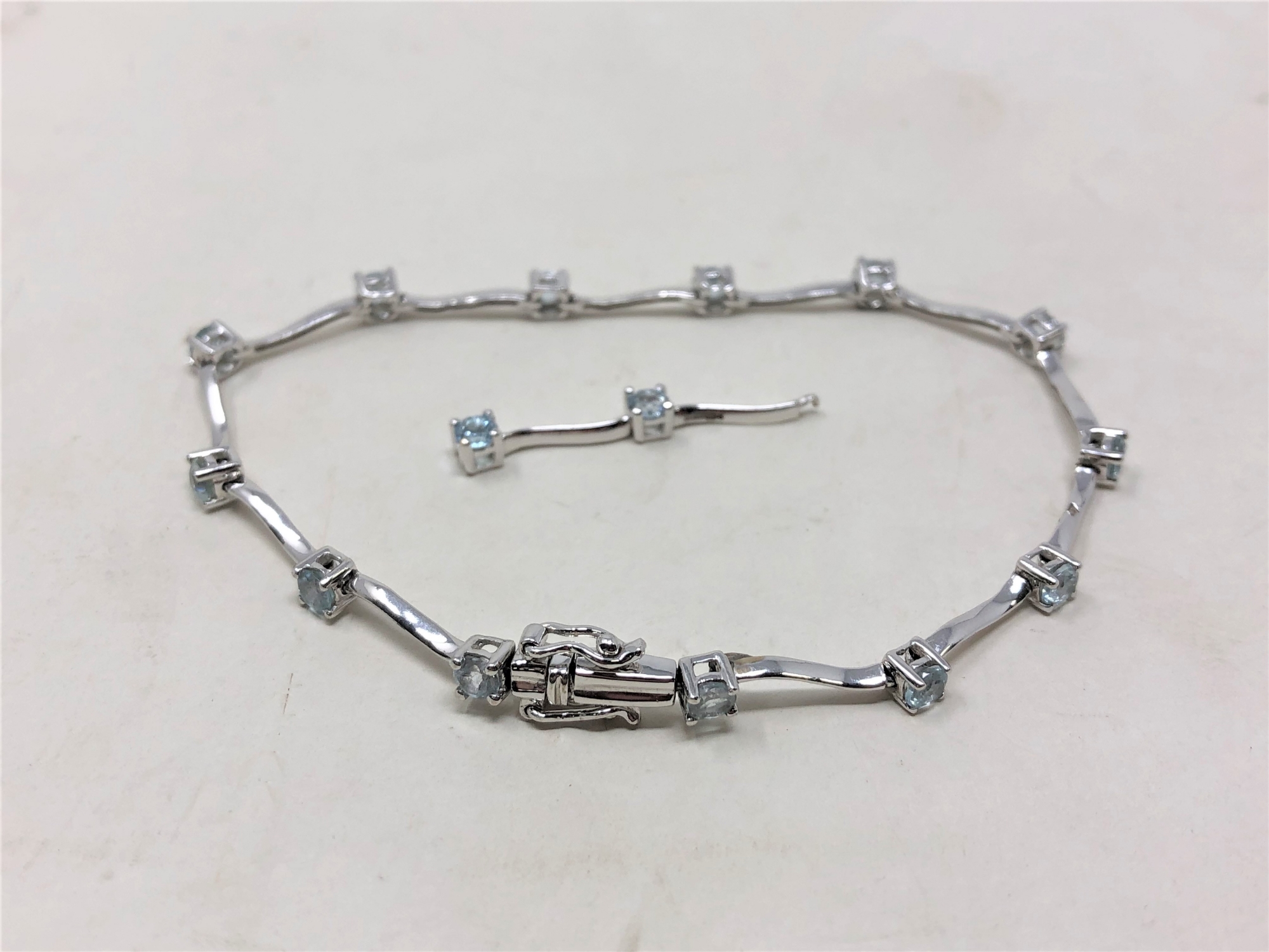 A 9ct white gold aquamarine bracelet, 4.1g.