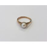 A 9ct yellow gold ring set with a pearl, 1.8g, size M.