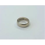 A 9ct white gold band ring, 2.9g.