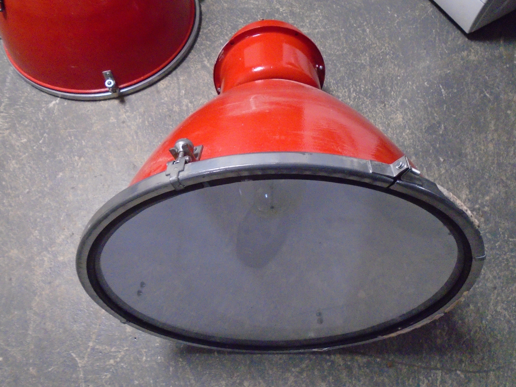 An industrial halogen spotlight (red). - Image 2 of 2