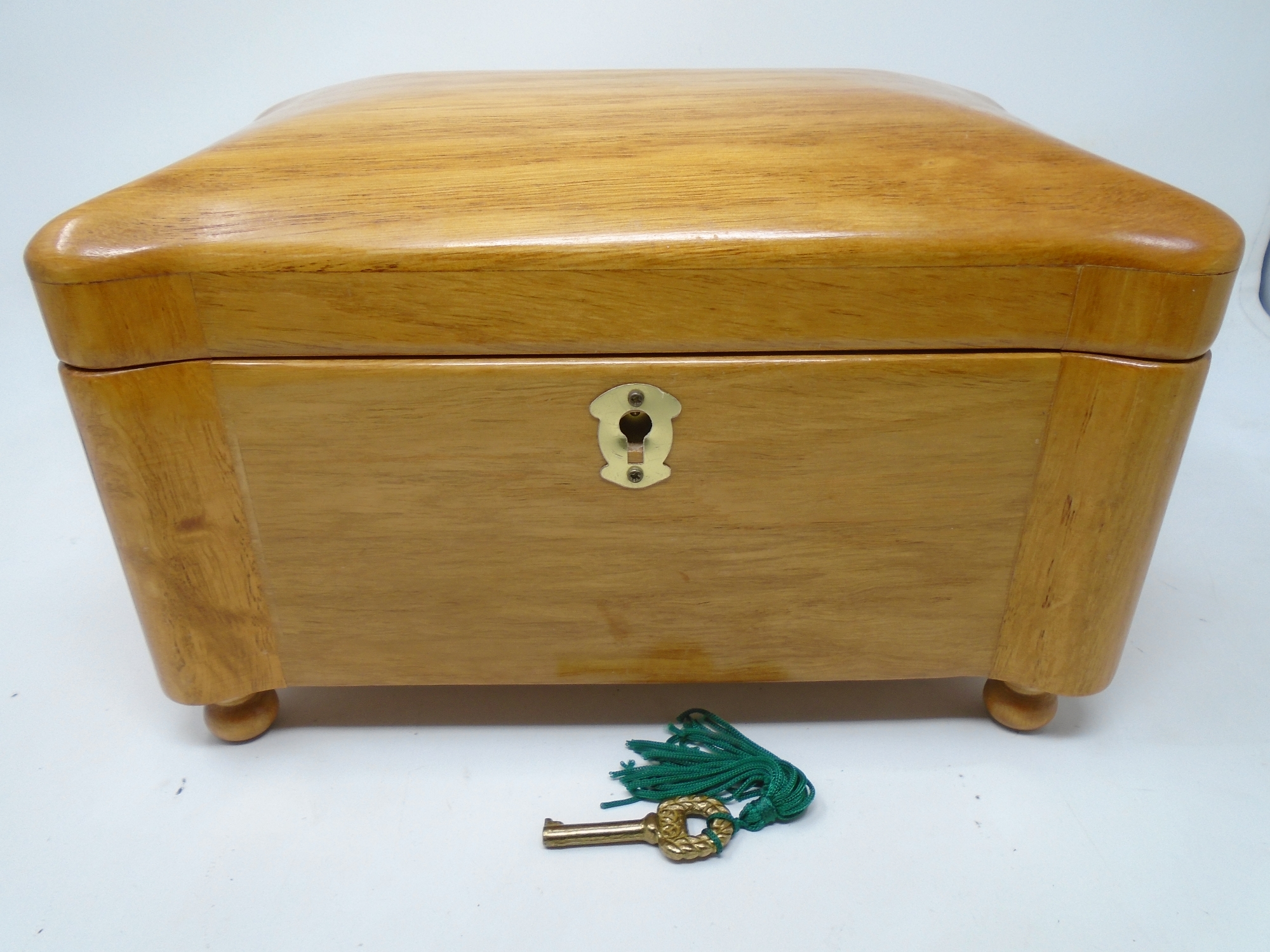 A jewellery casket on raised feet with lift out tray containing a collection of assorted costume - Image 2 of 2