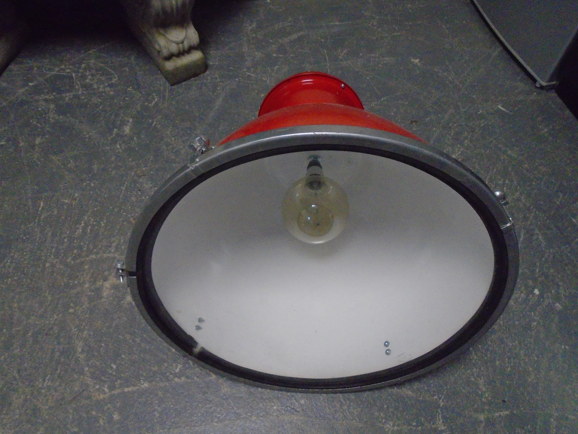 An industrial halogen spotlight (red). - Image 2 of 2