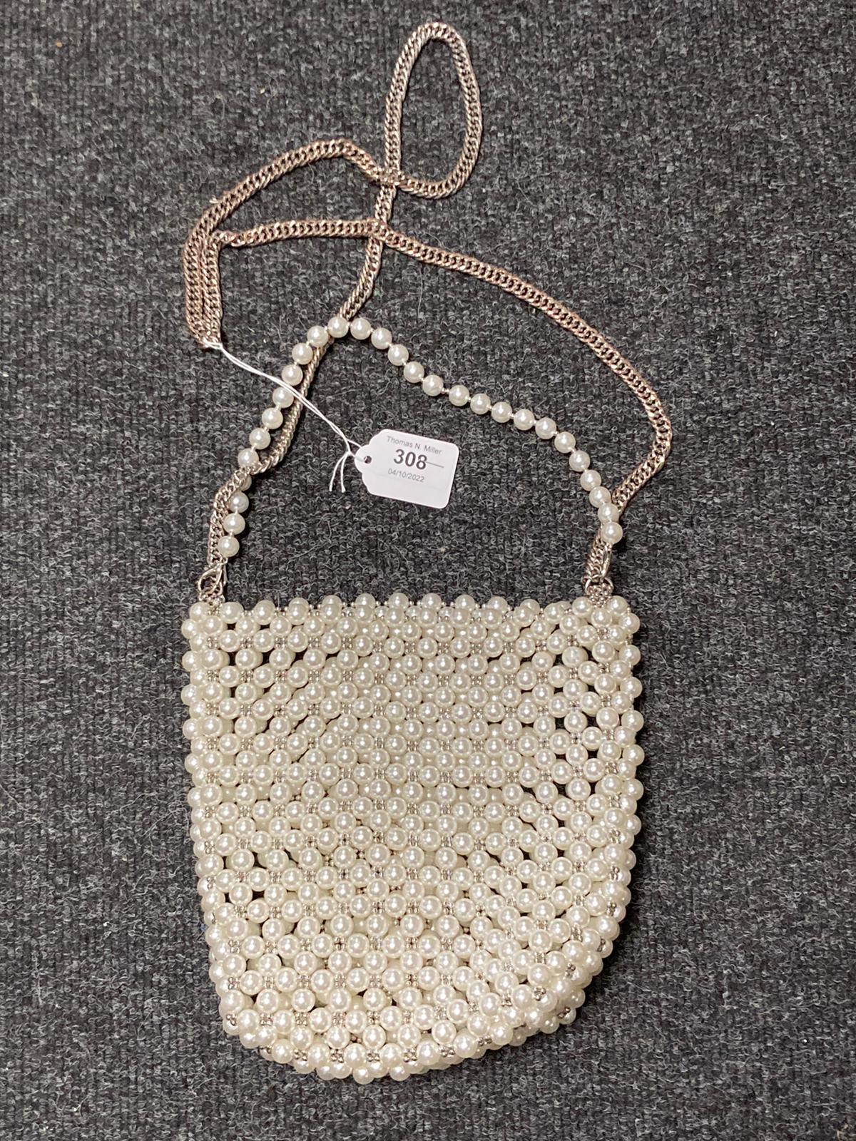 A faux pearl lady's bag on chain