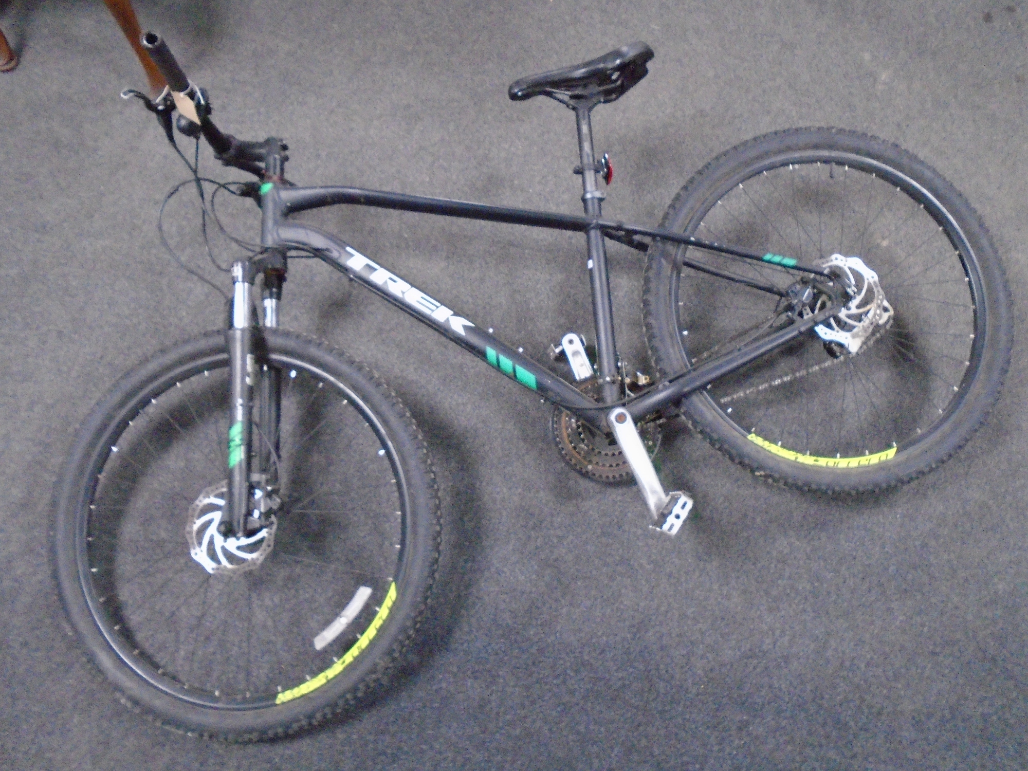 A gent's Trek Dual Sport 2 front suspension mountain bike.