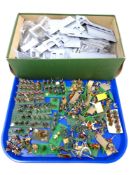 A tray containing a large quantity of die cast plastic military figures including Roman soldiers