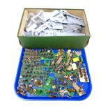 A tray containing a large quantity of die cast plastic military figures including Roman soldiers