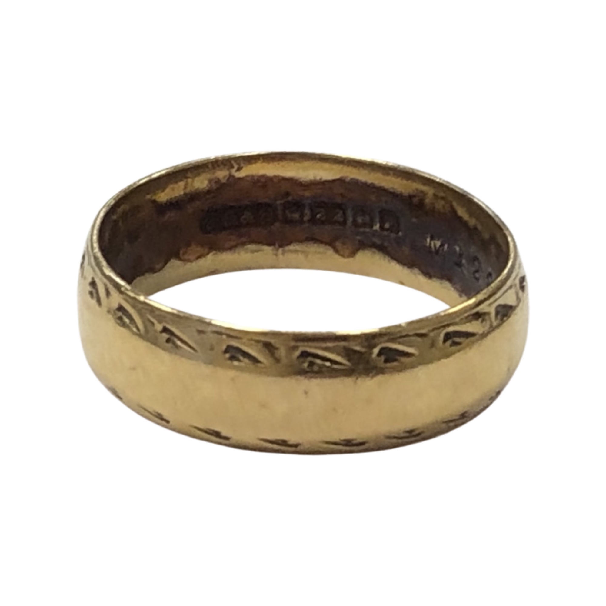 A 22 carat gold band ring (4.8g).