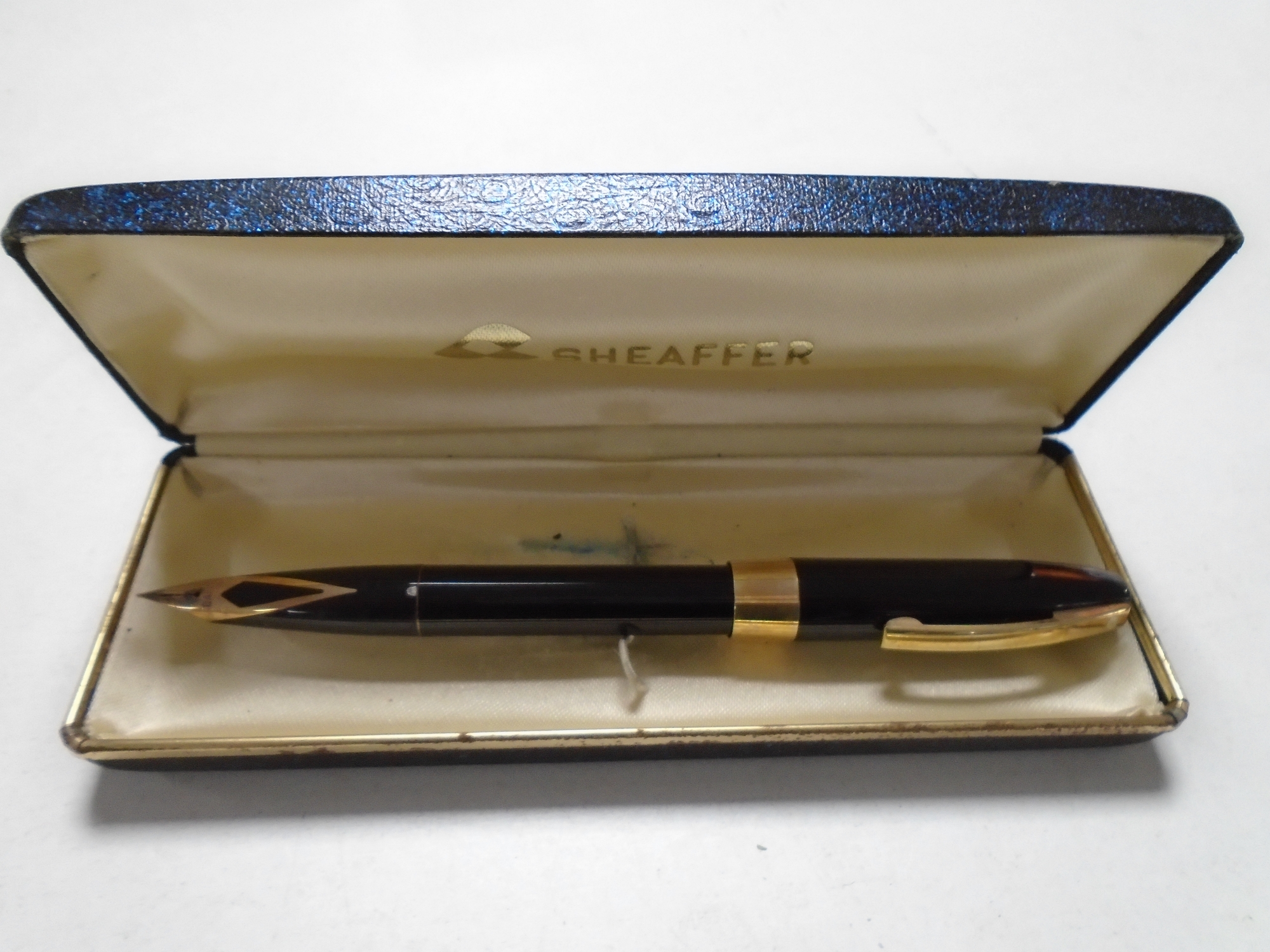 A Shaeffer fountain pen with 14ct gold nib.