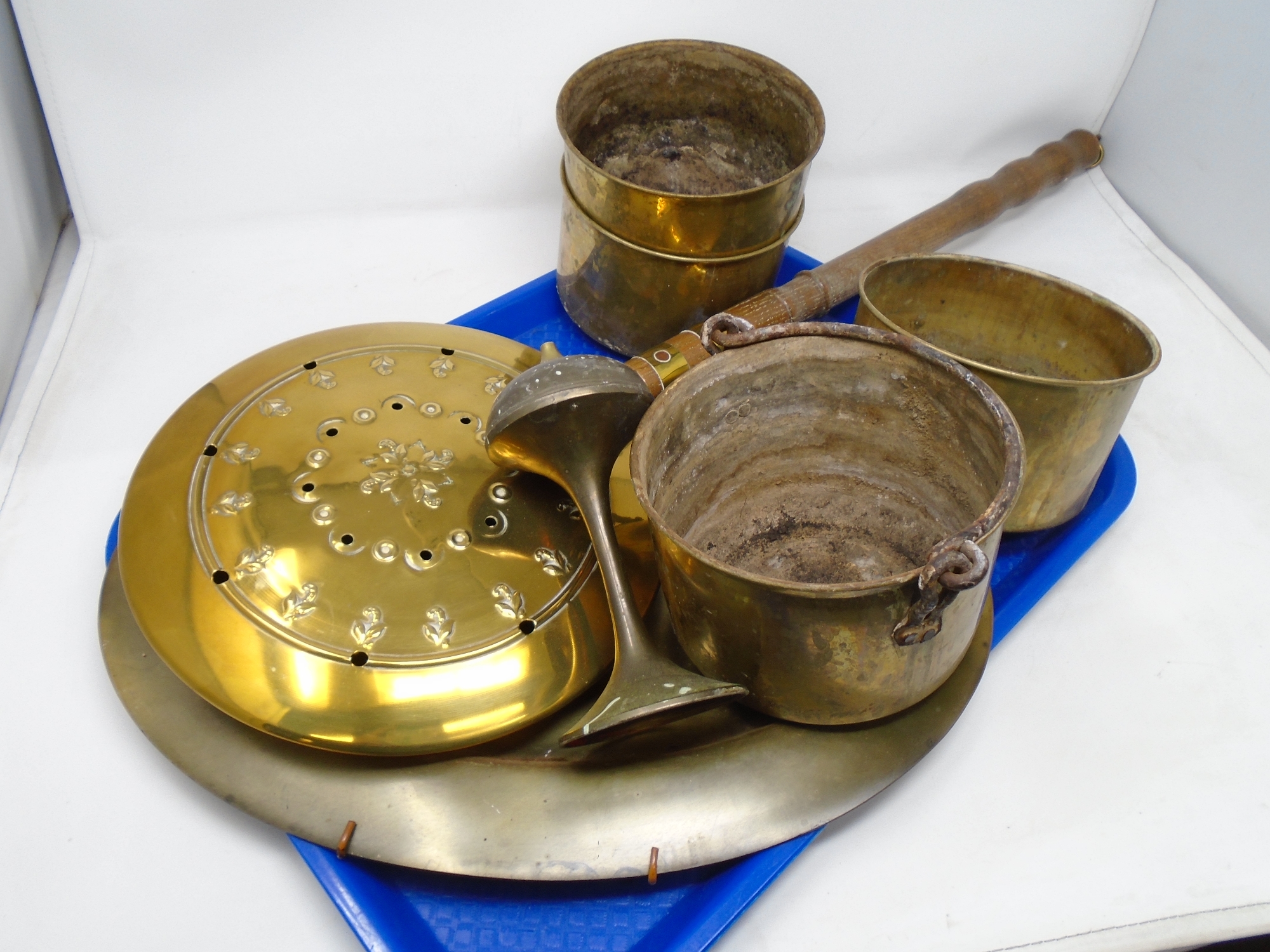 A tray of brass pots, brass charger, warming pan etc.