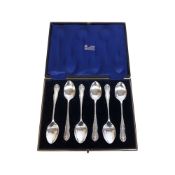 A set of six silver teaspoons, Sheffield 1909, boxed.