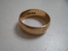 A 9ct yellow gold band ring, 10.