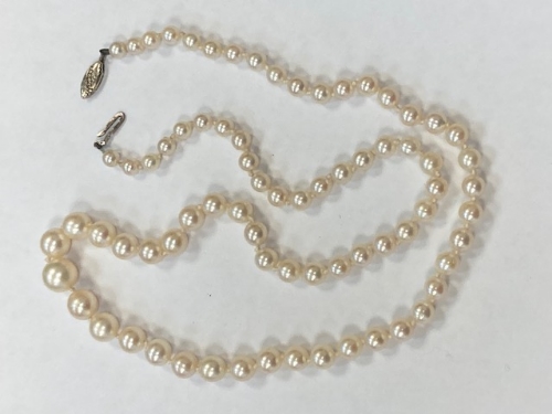 A good quality graduated cultured pearl necklace, total length 52 cm, the largest pearl 9.
