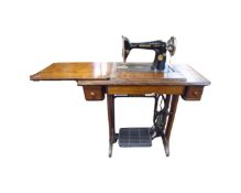 A 20th century Singer sewing machine in table,