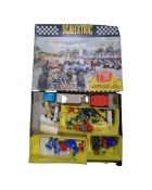 A vintage Scalextric racing set (Af)
