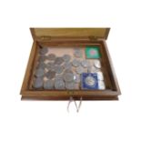 A wooden table box containing a quantity of Queen Elizabeth II Silver Jubilee crowns.