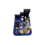 A tray containing assorted lady's and gent's wristwatches including Seiko, Sekonda, Pulsar,