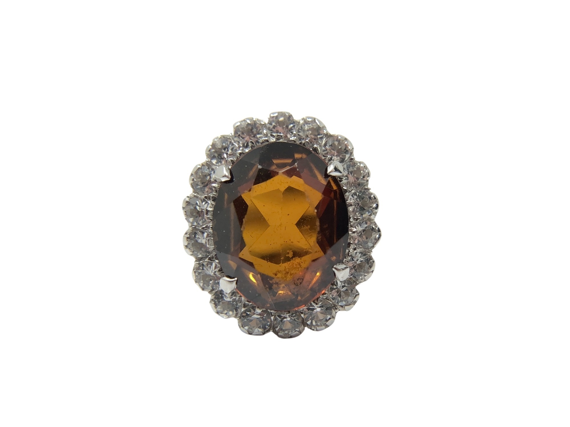 An 18ct white gold garnet dress ring, size P.