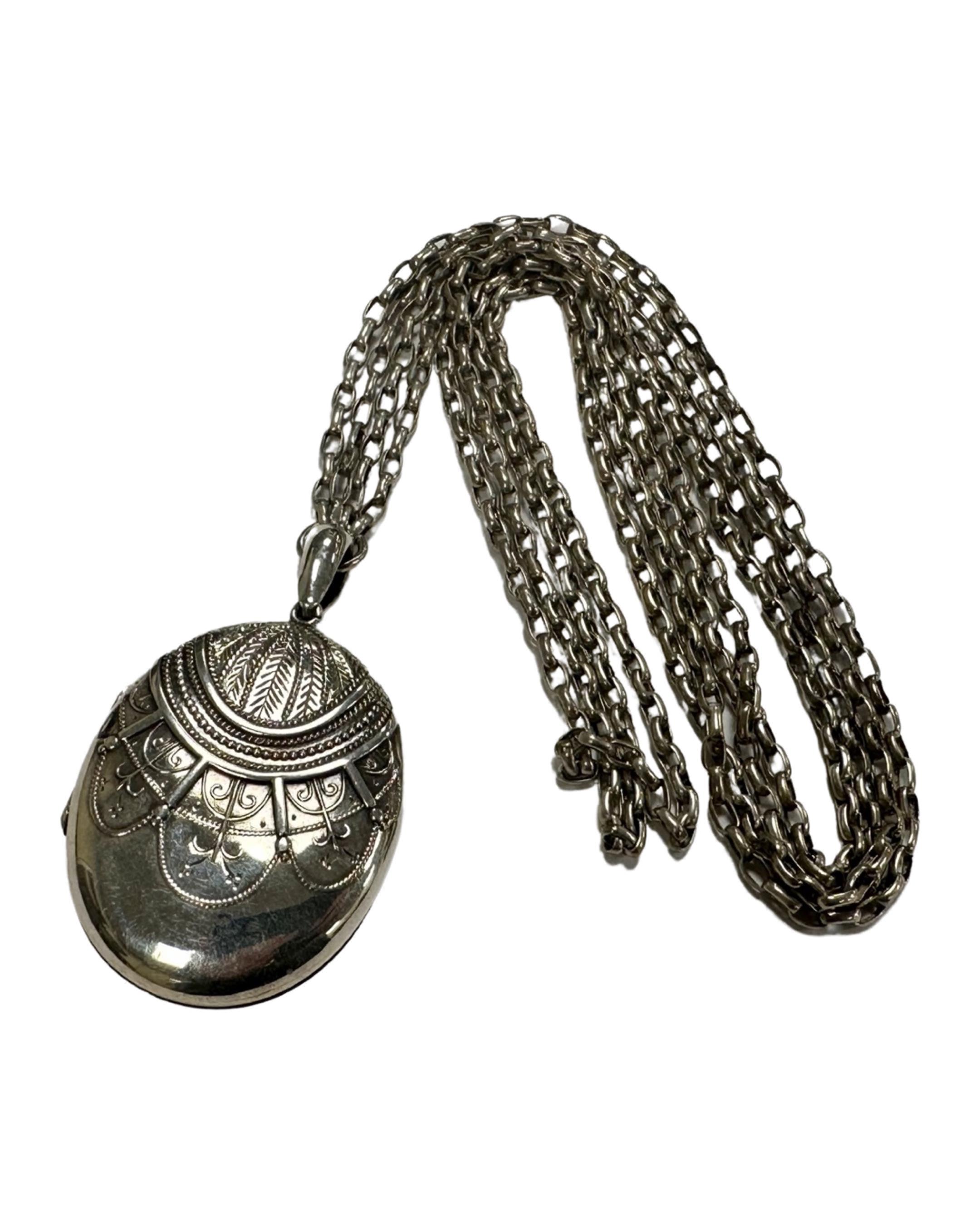 An antique silver locket on chain CONDITION REPORT: 37.