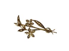 An antique 15ct gold pearl brooch, 3.5g.