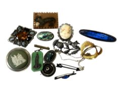 A collection of mostly silver jewellery