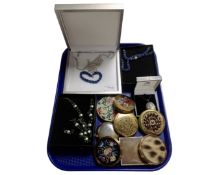 A tray containing boxed costume jewellery together with eight assorted vintage compacts.