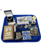 A tray of costume jewellery, coins and banknotes, dress rings,
