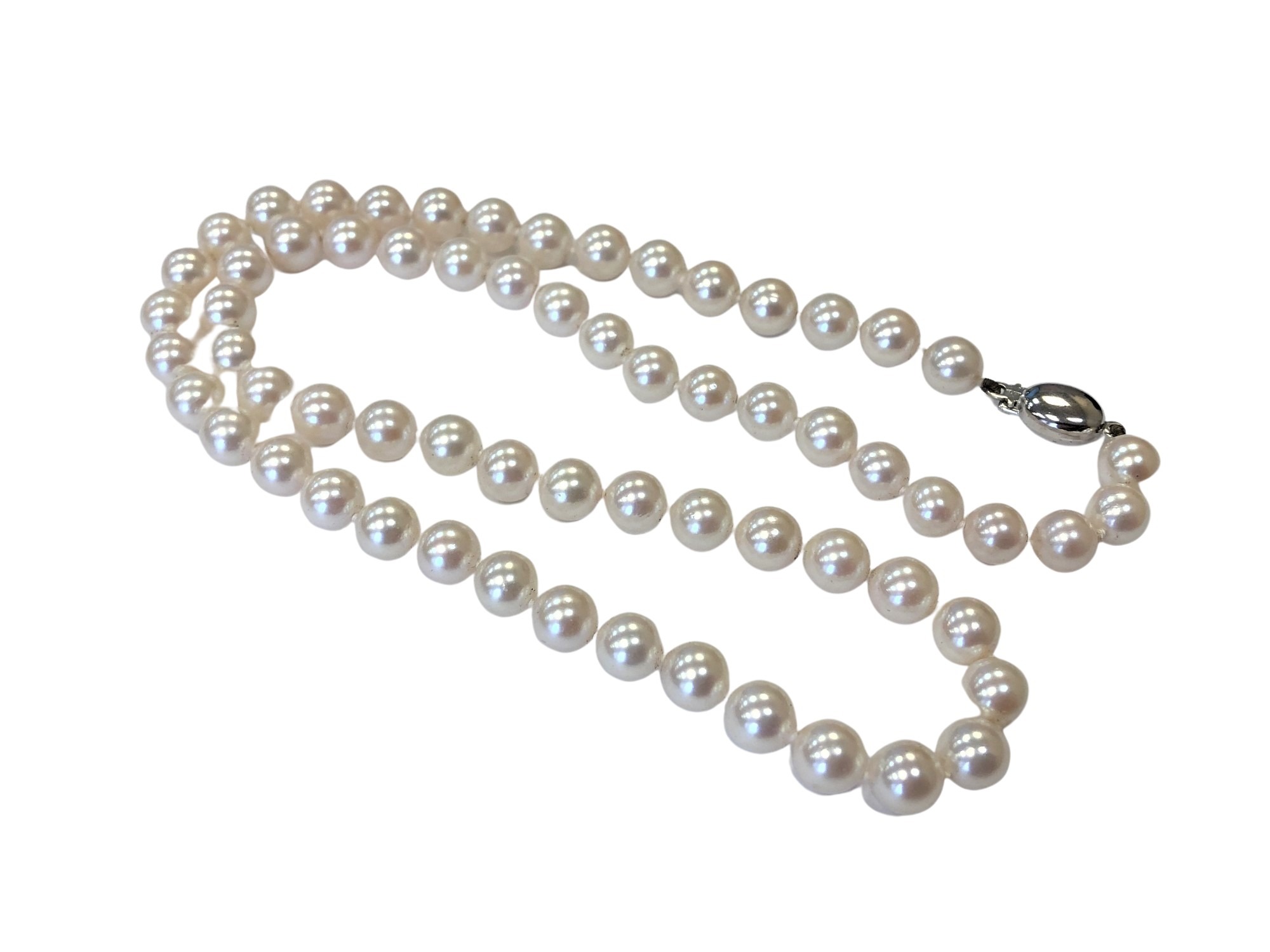 A strap of pearls on white gold clasp.