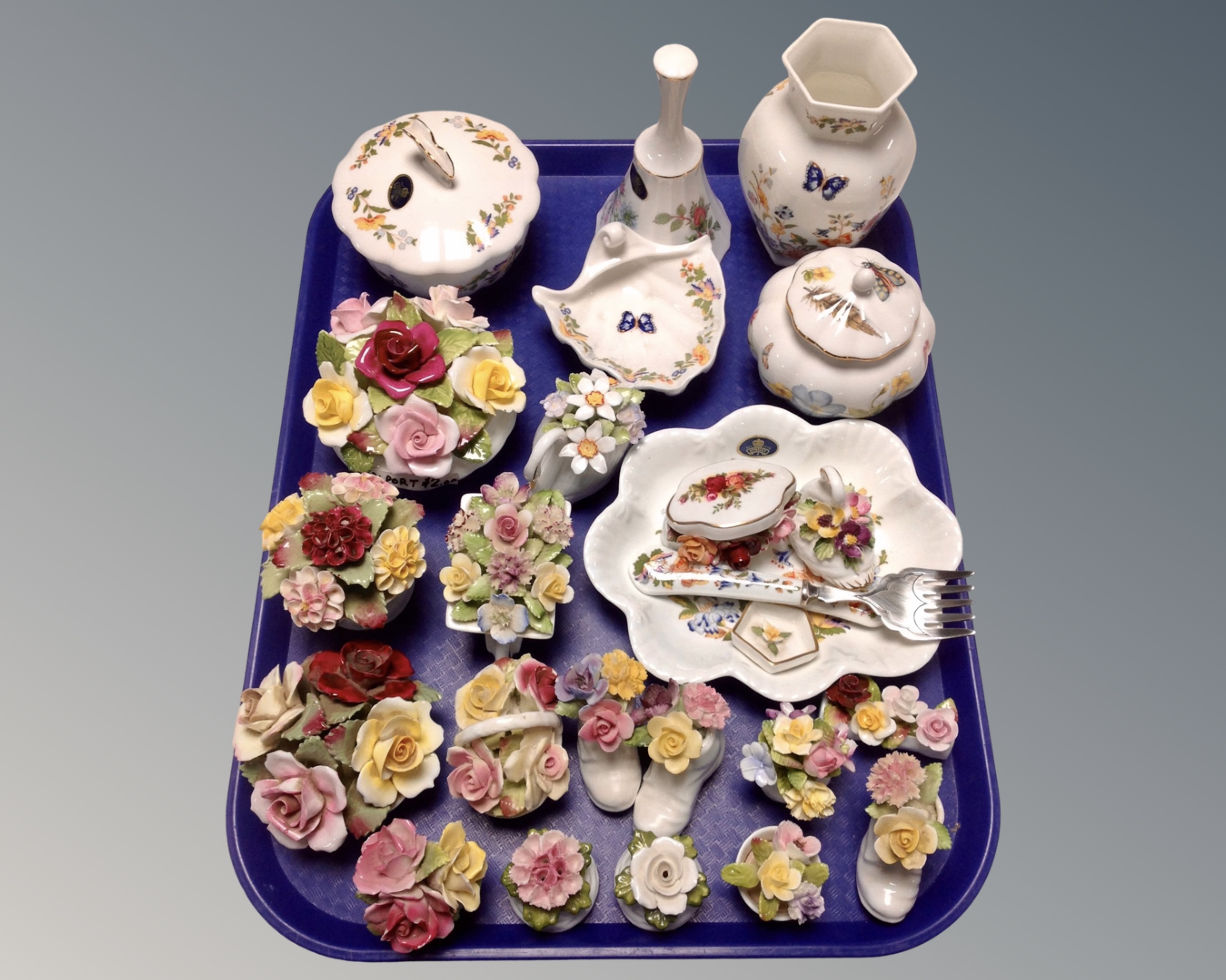 A tray of quantity of china flower posies,