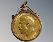 A George V gold full sovereign in 9ct yellow gold mount, 9.2g.