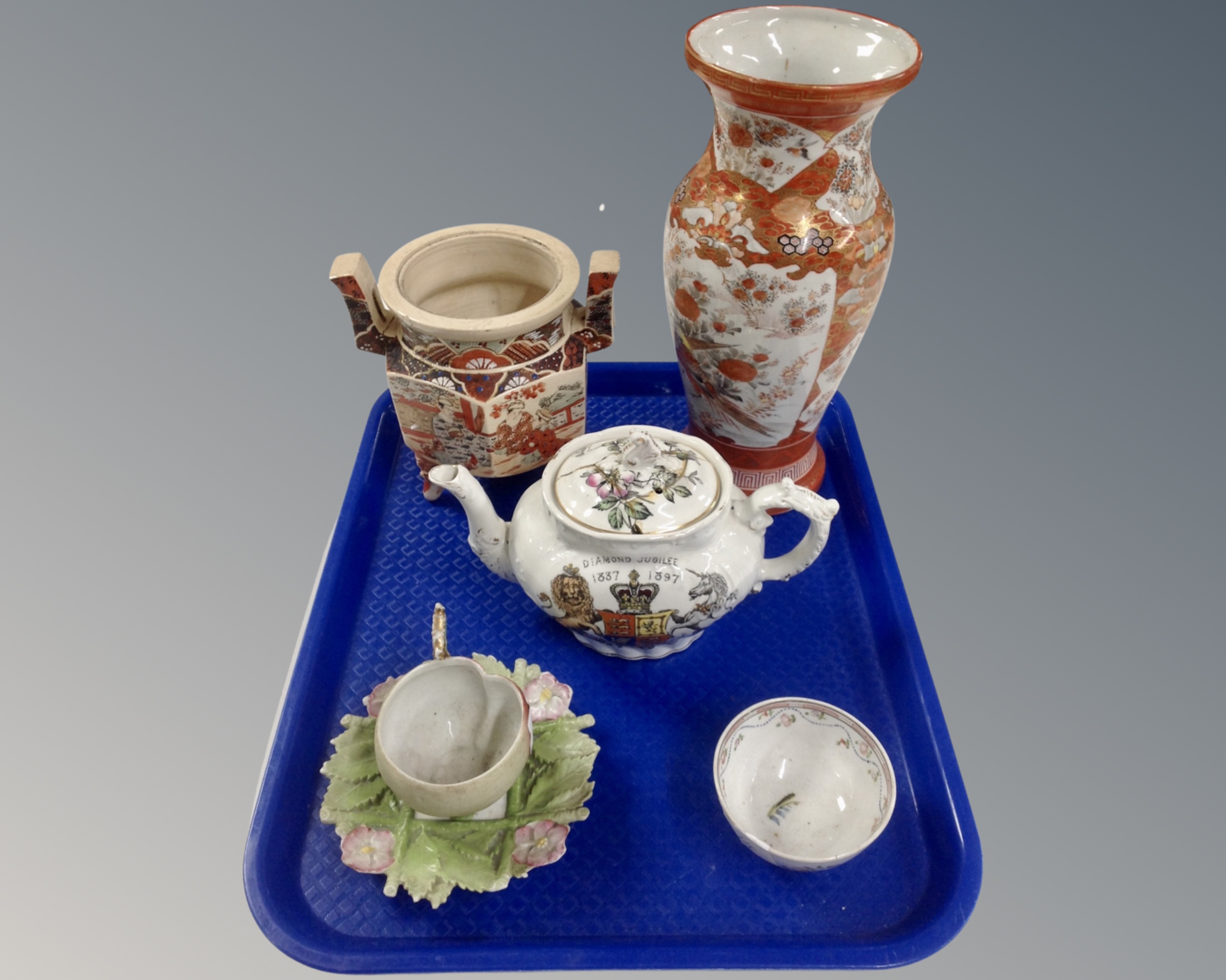 A tray containing a Japanese Kutani porcelain baluster vase (height 30cm),